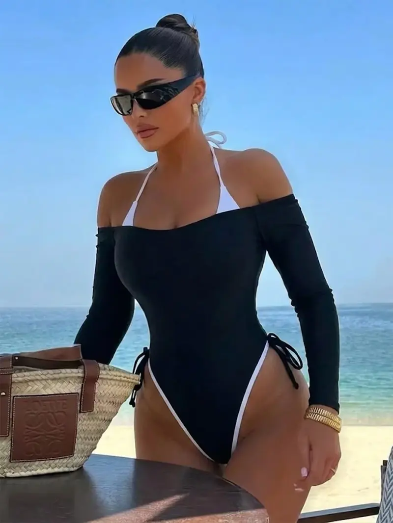 Entero con estilo deportivo de 2 en 1 con cuello de halter con lazos laterales