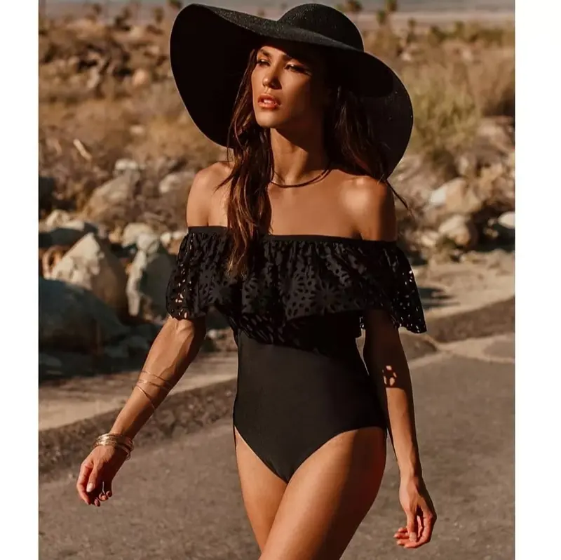 Monokini Negro con Vuelo de Encaje Strapless